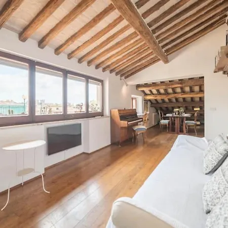 Pantheon Charming Penthouse *