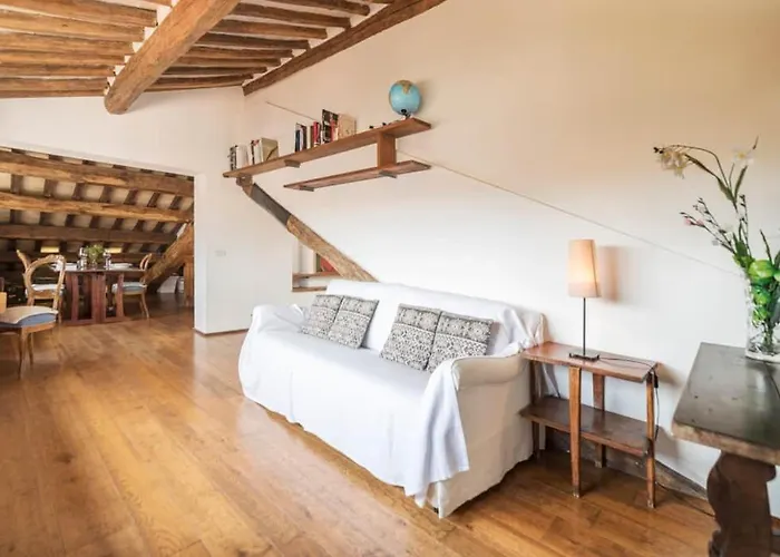 Pantheon Charming Penthouse דירה *